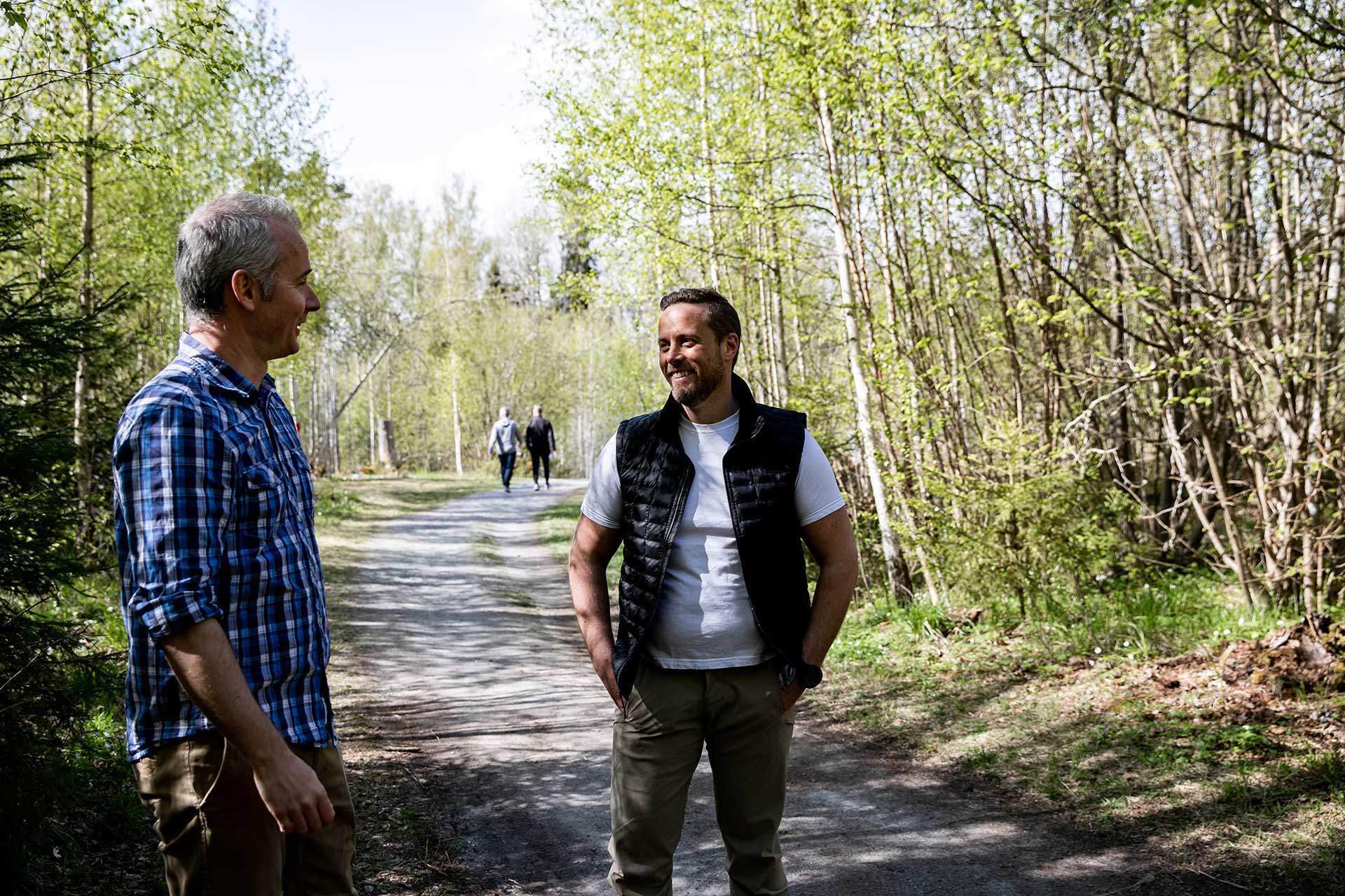 Mattias Avelin walking and talking in nature